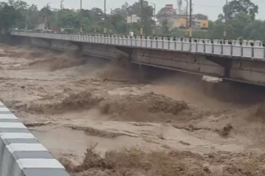 Tawi Bridge News- Jammu Flood News Today latest news j&k today आज की ताज़ा ख़बर: जम्मू में आया भयानक बाढ़ TazaNews
