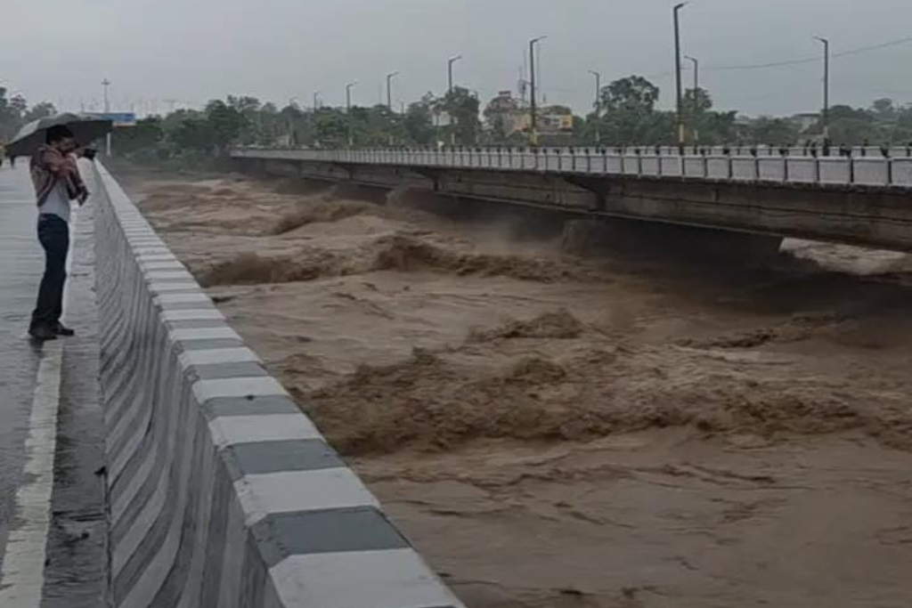 Tawi Bridge News- Jammu Flood News Today latest news j&k today आज की ताज़ा ख़बर: जम्मू में आया भयानक बाढ़ TazaNews